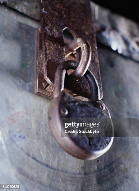 padlock hanging from latch - latch 個照片及圖片檔