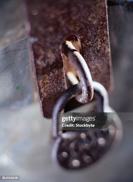 padlock hanging from a latch - latch fotografías e imágenes de stock