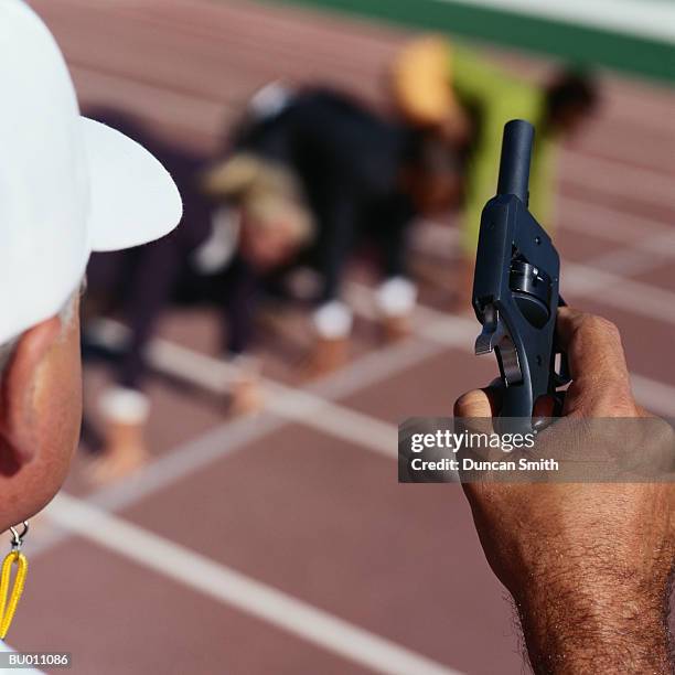 starter with starting gun - starter foto e immagini stock