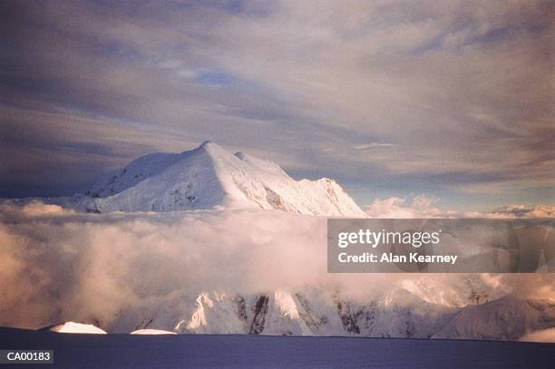usa, alaska, mount foraker (17,400 feet), dusk - フォーレイカー山 ストックフォトと画像