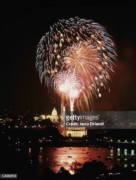 usa, washington d.c., fourth of july, fireworks, night - president and mrs trump host picnic and fireworks at white house on 4th of july stockfoto's en -beelden