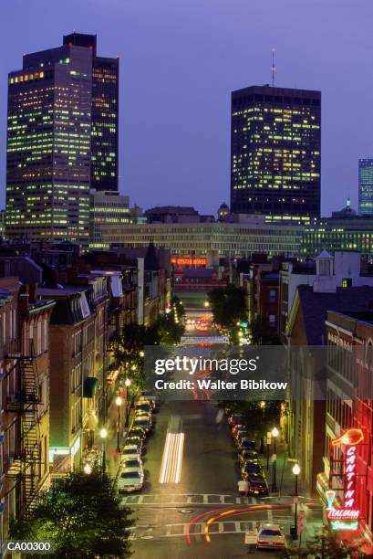 usa, massachusetts, boston, hanover street, night, elevated view - prince ernst august presents royal crown of hanover stockfoto's en -beelden