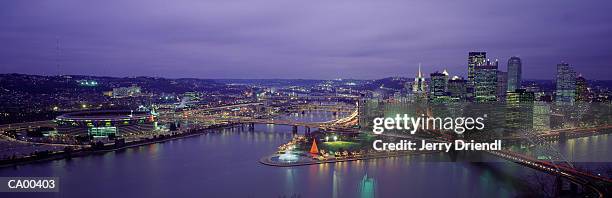 usa, pennsylvania, pittsburgh skyline, night - rivière allegheny photos et images de collection