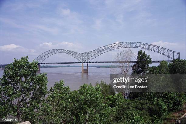 usa, tennessee, memphis, bridge across mississippi river - perry_county,_tennessee fotografías e imágenes de stock