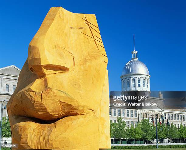 canada, quebec, montreal, sculpture in front of marche bonsecours - key speakers at the international economic forum of the americas conference of montreal stockfoto's en -beelden