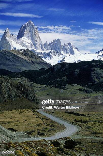 argentina, patagonia, mount fitzroy and town of chalten - fitzroy stock-fotos und bilder