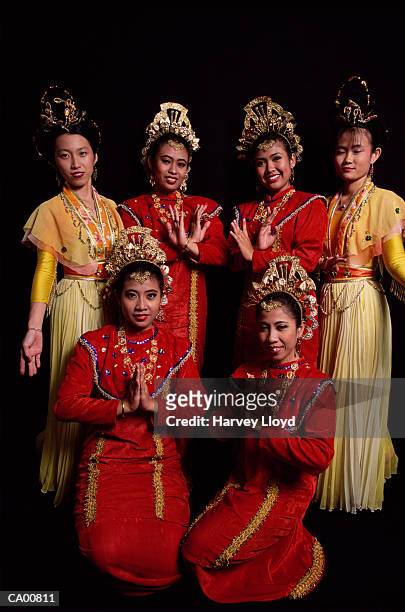 singapore, female performers with instant asia cultural show - singapore stock-fotos und bilder