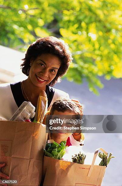 af/am business mother and caucasian son with groceries - pro am imagens e fotografias de stock