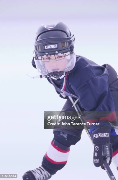 boy (6-8) playing ice hockey, close-up, portrait - uniforme de hóquei no gelo imagens e fotografias de stock