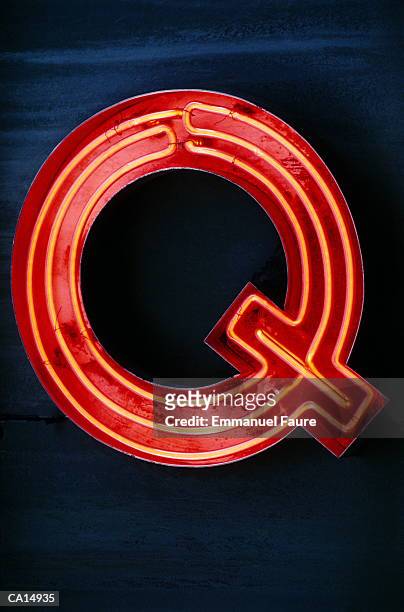 neon letter 'q', close-up - q and a stock-fotos und bilder