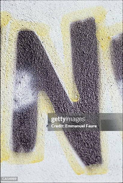 letter 'n' painted on wall, close-up - venezuelan foreign minister jorge arreaza addresses media at u n fotografías e imágenes de stock