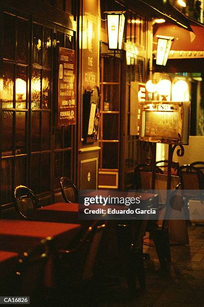 france, ile-de-france, paris, restaurant exterior, night - garcia stockfoto's en -beelden
