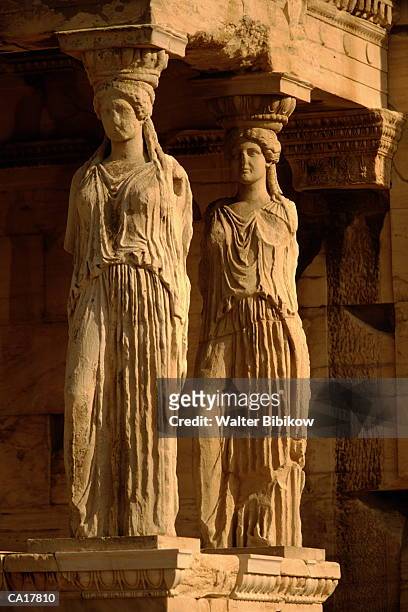 greece, athens, acropolis, caryatids on erechtheion - cariátide fotografías e imágenes de stock