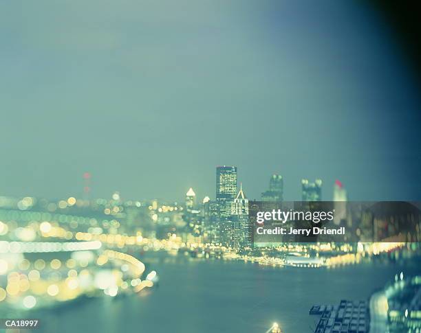 usa, pennsylvania, pittsburgh skyline, night (soft focus) - rio allegheny imagens e fotografias de stock