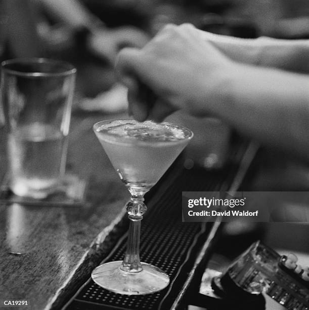 female bartender making cocktail, close-up (b&w) - waldorf fotografías e imágenes de stock