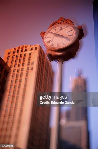 usa, illinois, chicago, michigan avenue, street clock (defocussed) - garcia stockfoto's en -beelden