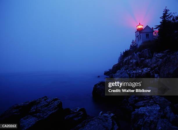 usa, maine, mount desert island, bass head lighthouse, exterior, dusk - insel mount desert island stock-fotos und bilder