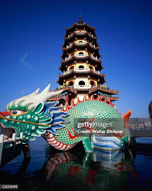 taiwan, kao-hsiung, lotus lake, dragon pagoda - kaohsiung stock pictures, royalty-free photos & images