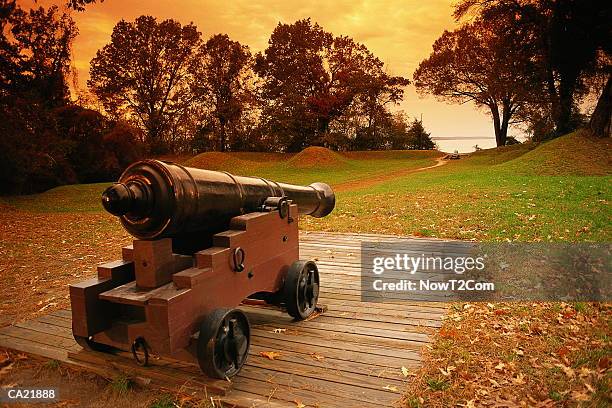 usa, virginia, yorktown, 18th century cannon, autumn - com fotografías e imágenes de stock