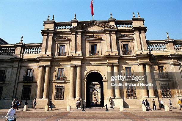 chile, santiago, la moneda palace, exterior - región metropolitana de santiago stockfoto's en -beelden