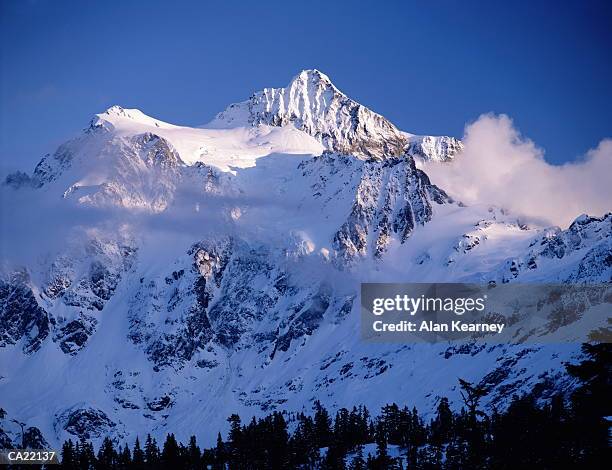 usa, washington, mount shuksan (9,127 feet), sunset, winter - mt shuksan - fotografias e filmes do acervo