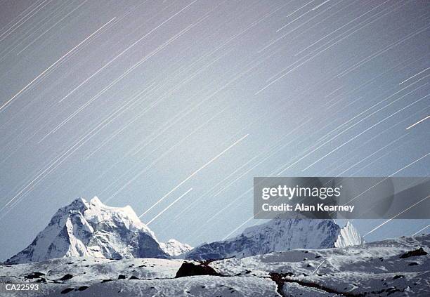 nepal, star trails above thamserku, long exposure - solu khumbu 個照片及圖片檔