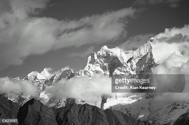 nepal, kantega peak and clouds (b&w) - kangtega foto e immagini stock