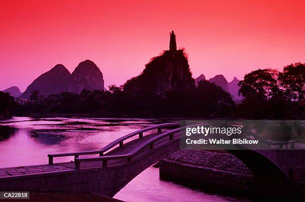 china, gunagxi province, guilin, bridge over water, dusk - son la province fotografías e imágenes de stock