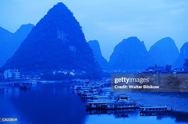 china, guangxi province, yangshou harbour (blue tone) - son la province fotografías e imágenes de stock