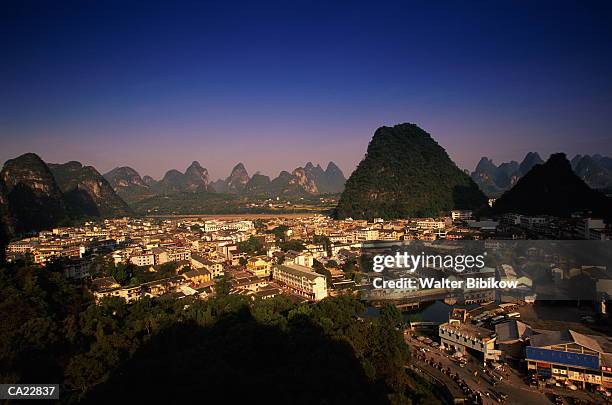 china, guangxi province, yangshou cityscape, aerial view - son la province fotografías e imágenes de stock