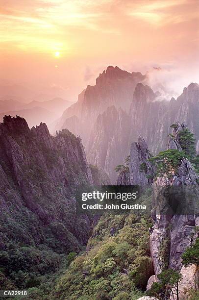 china, anhui, huangshan (yellow mountains), sunrise - huangshan stock-fotos und bilder