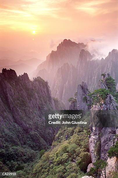 china, anhui, huangshan (yellow mountains), sunrise - huangshan photos et images de collection