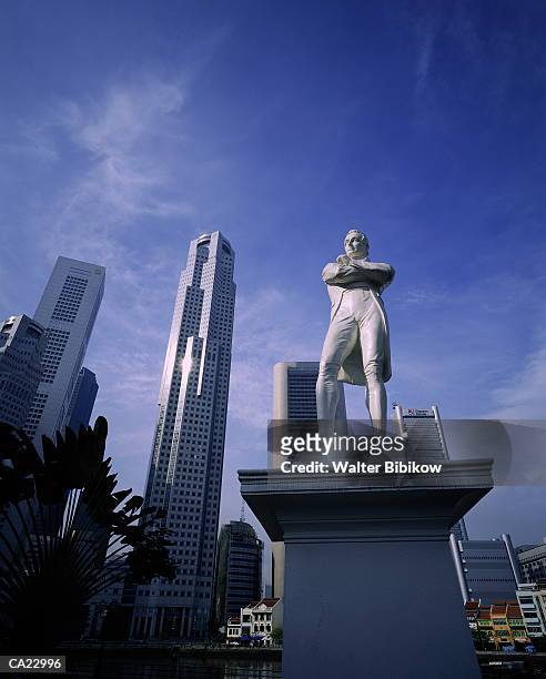 singapore, raffles landing site, city skyline and raffles' statue - singapore stock-fotos und bilder