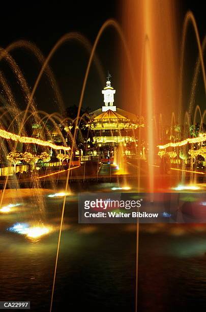 singapore, sentaosa island, fountain gardens illuminated at night - singapore stock-fotos und bilder