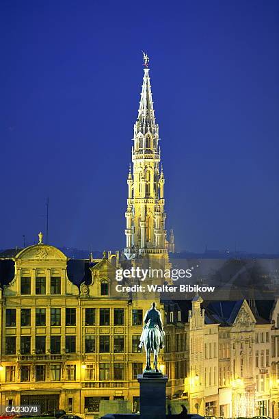 belgium, brussels, city hall (hotel de ville), night - ville stockfoto's en -beelden