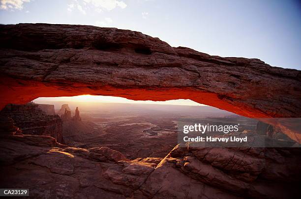 usa, utah, canyonlands national park, sunrise through mesa arch - mesa arch imagens e fotografias de stock