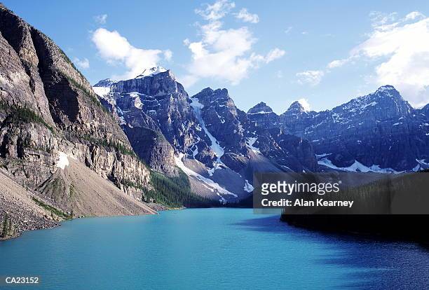 canada, alberta, moraine lake and ten peaks - valley of the ten peaks stock-fotos und bilder
