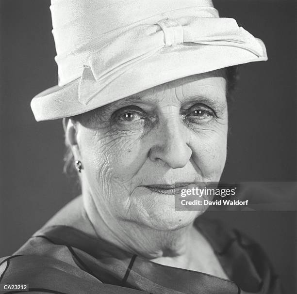 elderly woman wearing hat, portrait, close-up (b&w) - waldorf fotografías e imágenes de stock