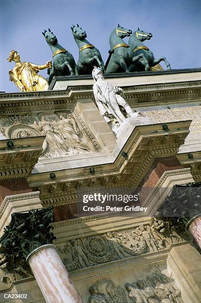 france, paris, arc de triomphe du carrousel, focus on statue - arc de triomphe du carrousel 個照片及圖片檔