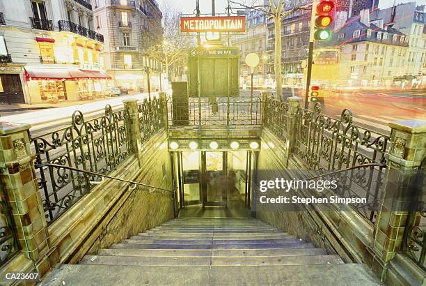 rue de bac metro station entrance, paris, france - sinal do metrô sinal informativo - fotografias e filmes do acervo