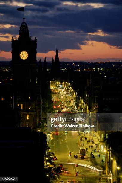 scotland, edinburgh, princes street, dusk - new town edinburgh - fotografias e filmes do acervo