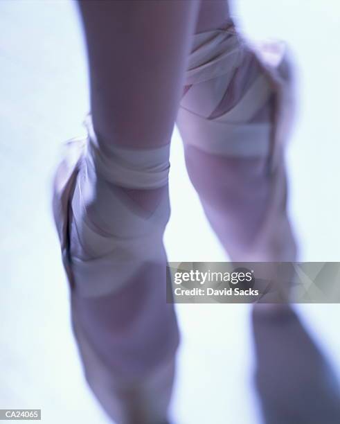 ballerina balancing en point, close-up - ballet feet hurt stock pictures, royalty-free photos & images