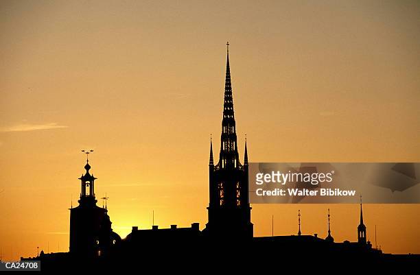 sweden, stockholm, riddarholms church, sunset - stockholm county stockfoto's en -beelden
