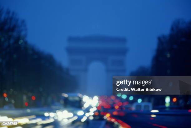 france, paris, arc de triomphe and traffic light at night - walter bibikow stock pictures, royalty-free photos & images