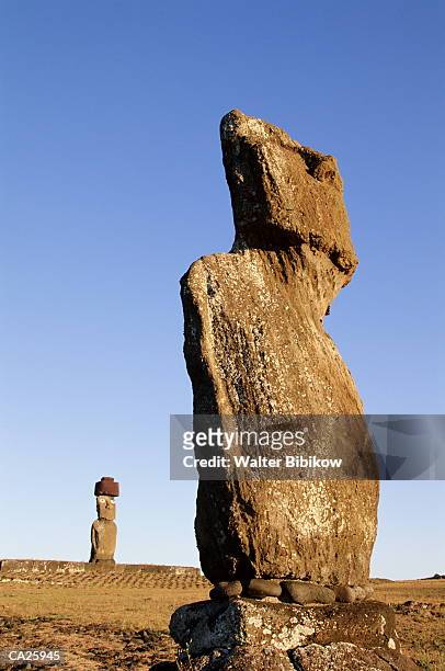 chile, easter island, ahu vai uri, moais statues - walter bibikow stock pictures, royalty-free photos & images