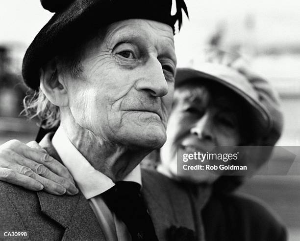 elderly couple smiling, close-up (b&w, focus on man) - burberry and fox searchlight pictures honour the cast and filmmakers of brooklyn stockfoto's en -beelden