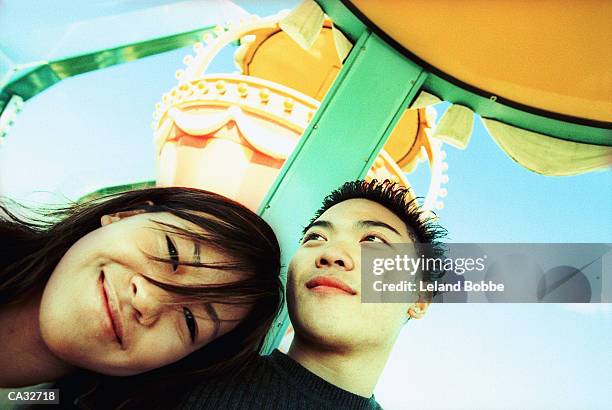 teenage couple (15-17) at amusement park - leland bobbe foto e immagini stock