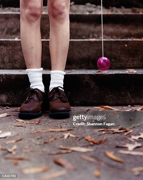 woman playing with yo-yo outdoors, low section - yoyo photos et images de collection