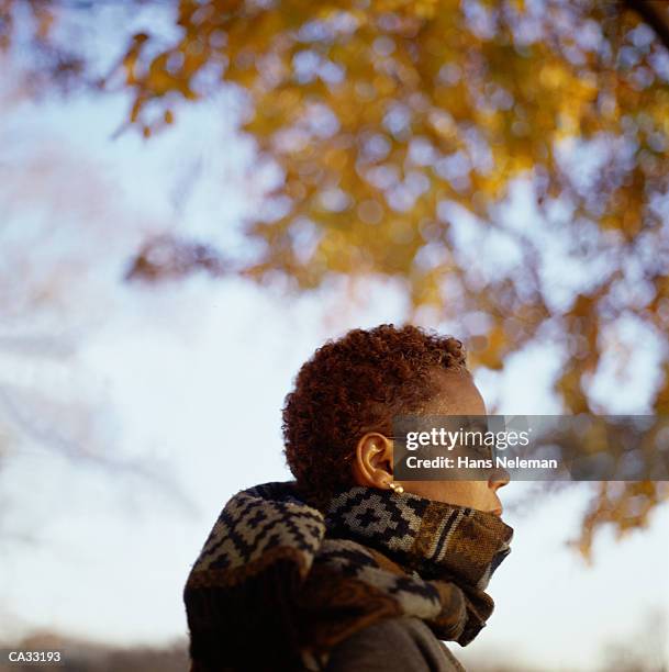 woman wearing glasses outdoors, close-up, profile - hans neleman stockfoto's en -beelden