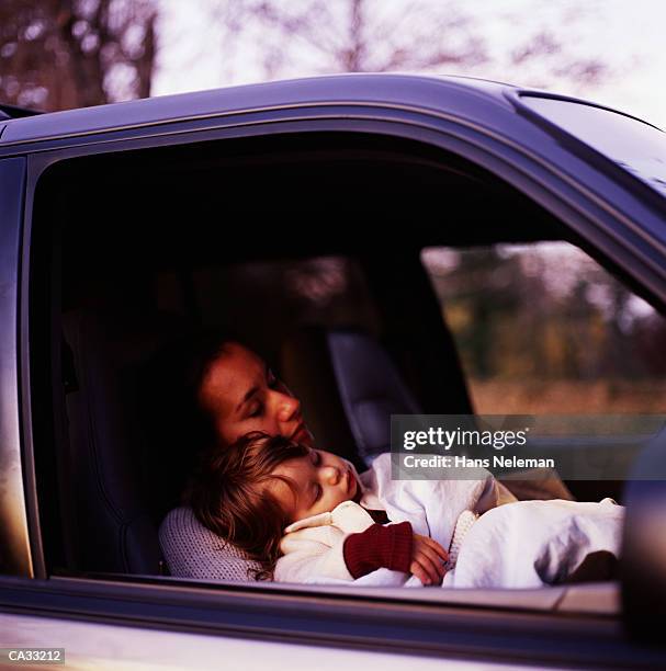 girl (3-5 ) sleeping in mother's arms in car - hans neleman 個照片及圖片檔